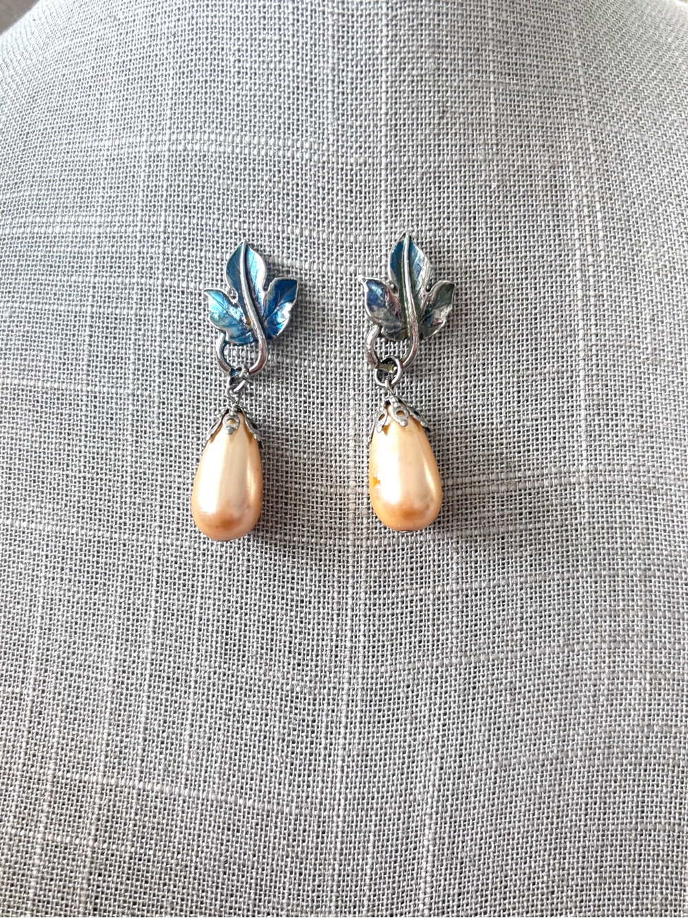 Vintage 1990s Signed Trifari Pearl Drop Earrings